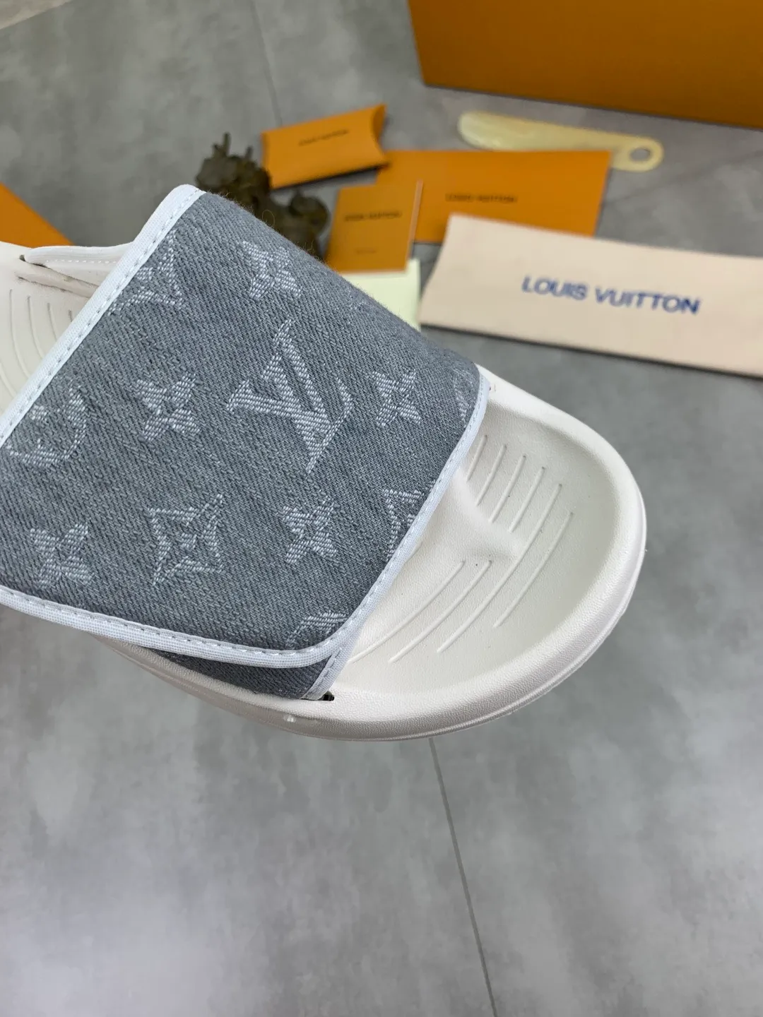 Men's shoes 💰P320💰【New style】🆘 Original quality 【LOUIS VUITTON】The popular Louis Vuitton LV men's slippers on the official website are on sale simultaneously! Original fabric imported from Italy. Original bottom provided by the original factory. Number of yards: 38-44 (customized to 45). Multiple colors to choose from. Fully packaged drawer box.
